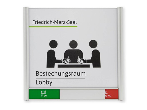 Raumschild Friedrich-Merz-Saal mit Piktogramm (Personen an Tisch reichen sich Geldbündel) und 2-sprachiger Beschriftung: Bestechungsraum / Lobby und Anzeiger für Frei / Belegt